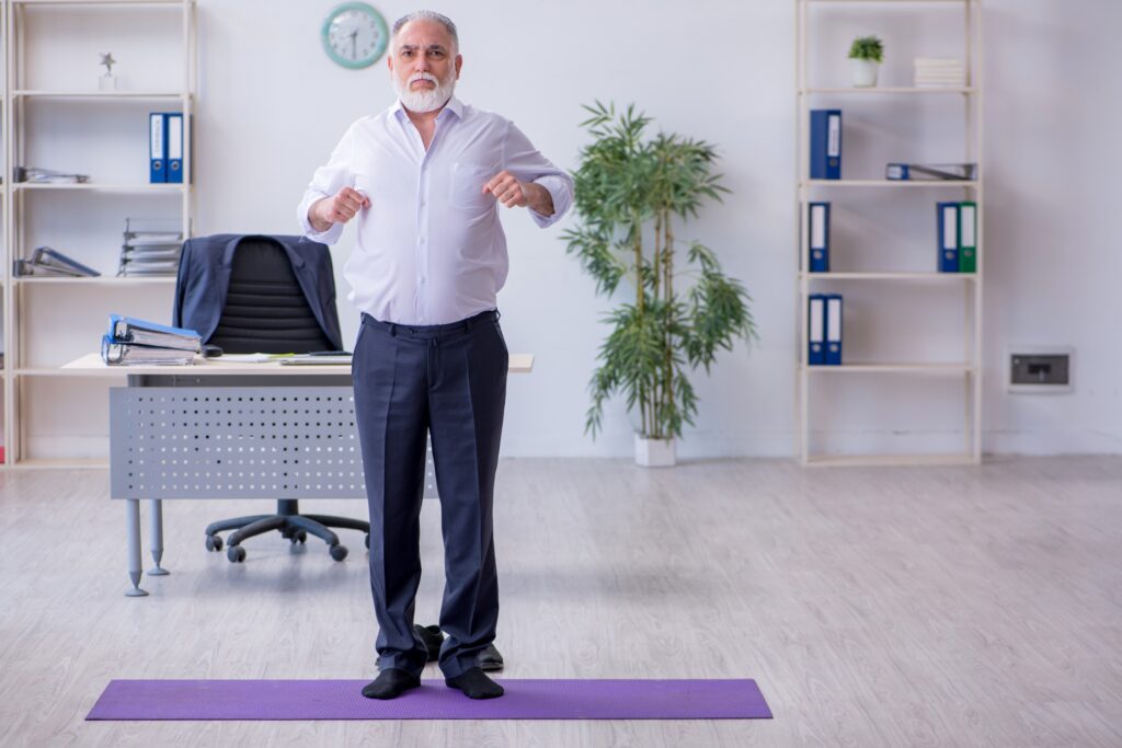 homme debout sur tapis yoga