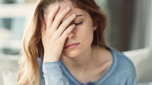 Douleur à l'oreille droite : quelle signification derrière ces symptômes ?