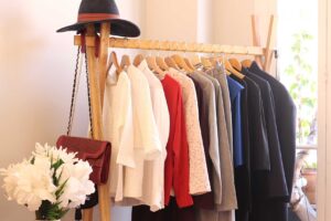 Les essentiels d'un dressing minimaliste et chic