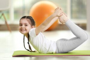Yoga pour enfants : bénéfices et pratiques simples