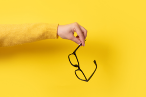 lunettes fond jaune