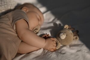 Pourquoi mon bébé se réveille en pleurant : décryptage et solutions