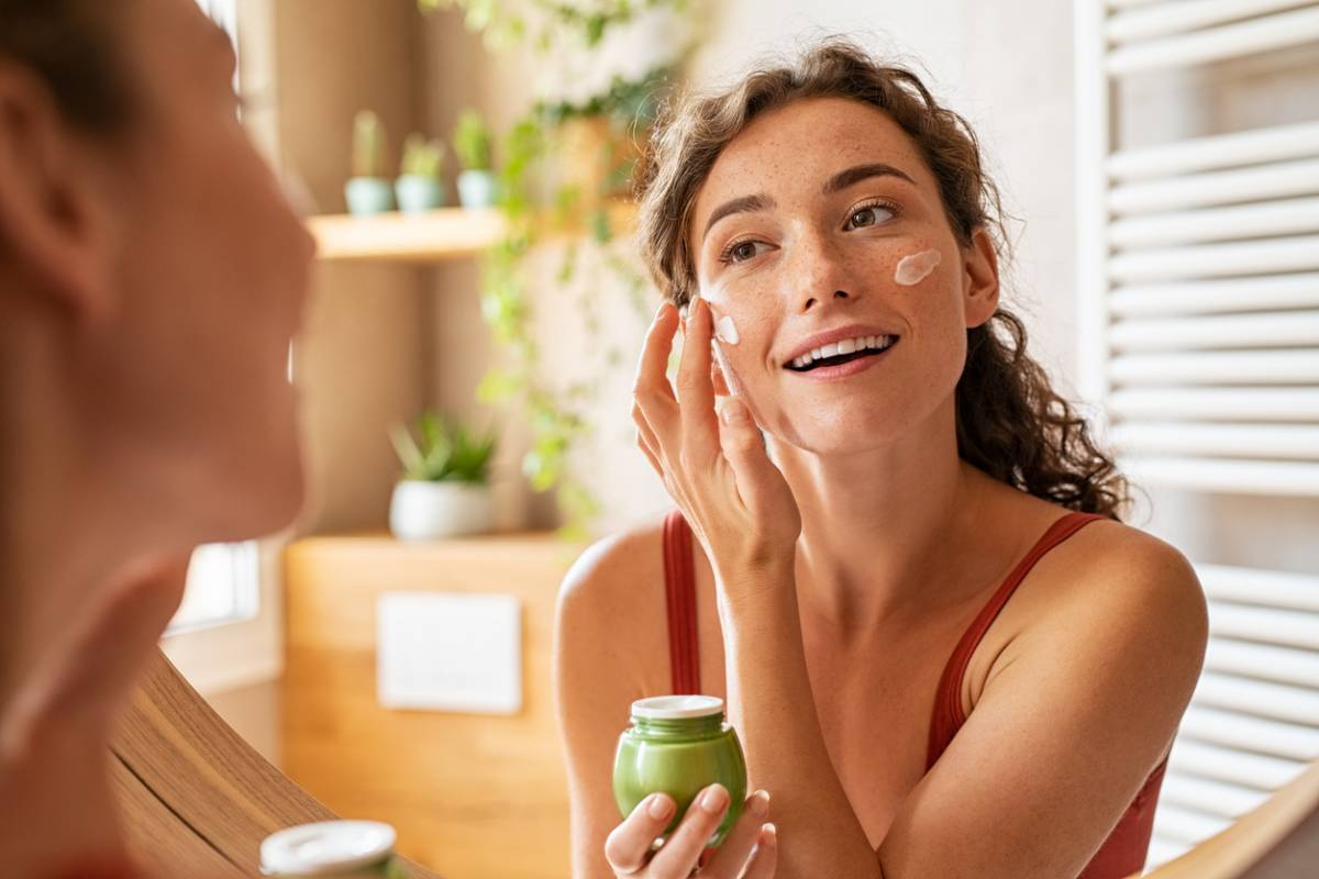 femme devant miroir creme de beauté