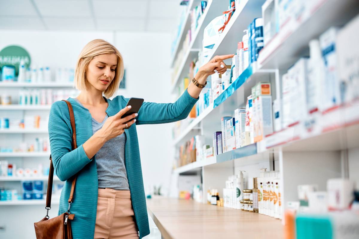 femme dans pharmacie