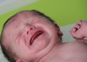 Pourquoi mon bébé pleure-t-il dès que je le pose ?