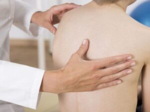 Scoliose chez l'adulte : quel traitement adopter ?