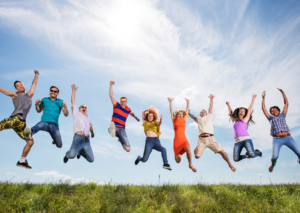 groupe de gens sautent heureux
