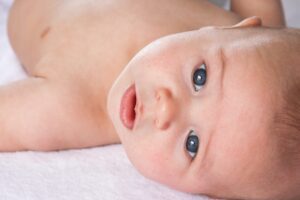 Peau de bébé blanche : signes et soins à connaître