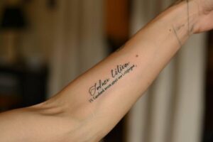 Phrases inspirantes sur la vie pour votre prochain tatouage : 15 idées originales et profondes