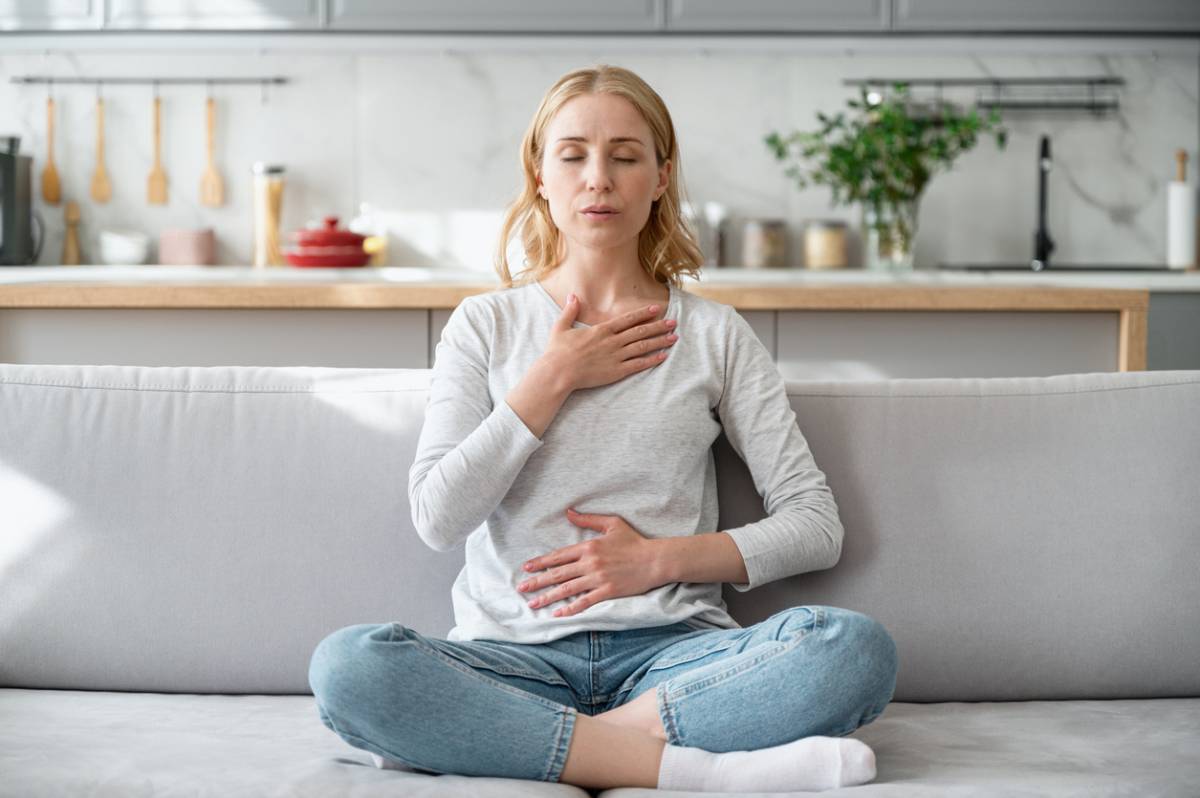 femme en tailleur respiration
