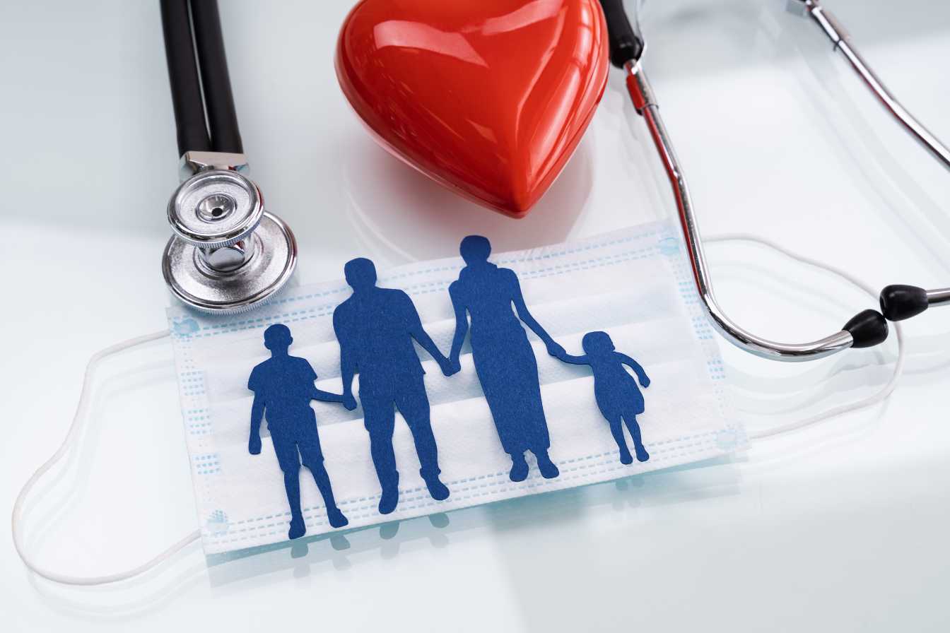 Médecin généraliste en consultation