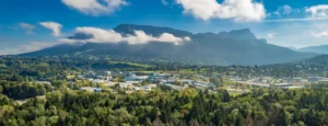 Vue panoramique d'Annecy, idéale pour illustrer les services municipaux et le portail famille.
