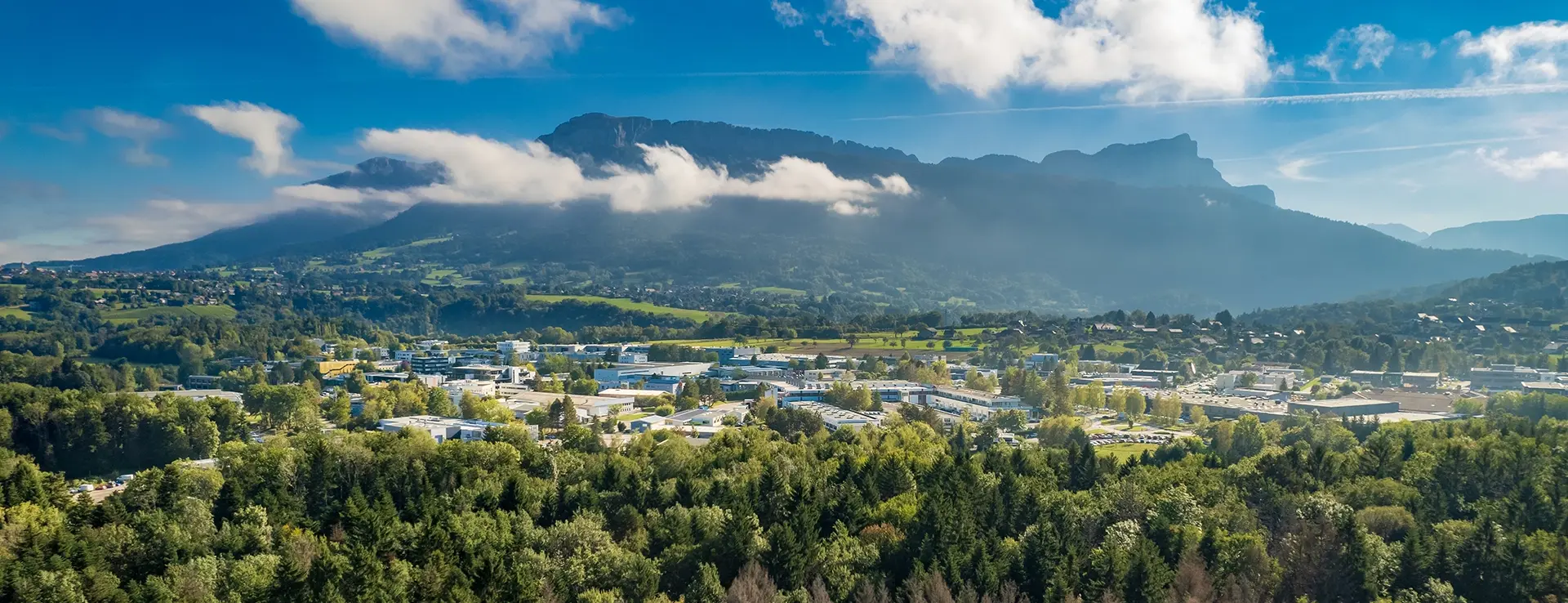 Vue panoramique d'Annecy, idéale pour illustrer les services municipaux et le portail famille.
