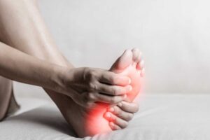 Douleur sur le Côté Externe du Pie: Causes et solutions