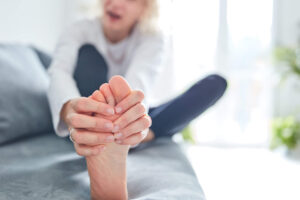 Douleur AU Pied Droit: provoque des solutions possibles et possibles