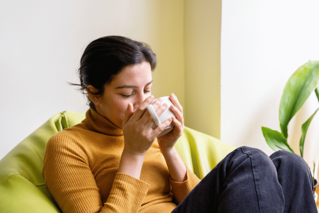 femme boit tisane au thym