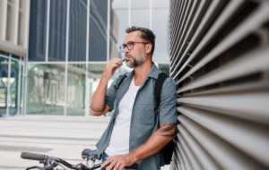 homme cigarette electronique