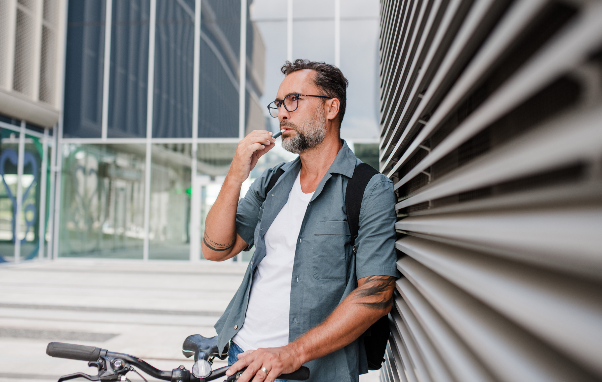 homme cigarette electronique